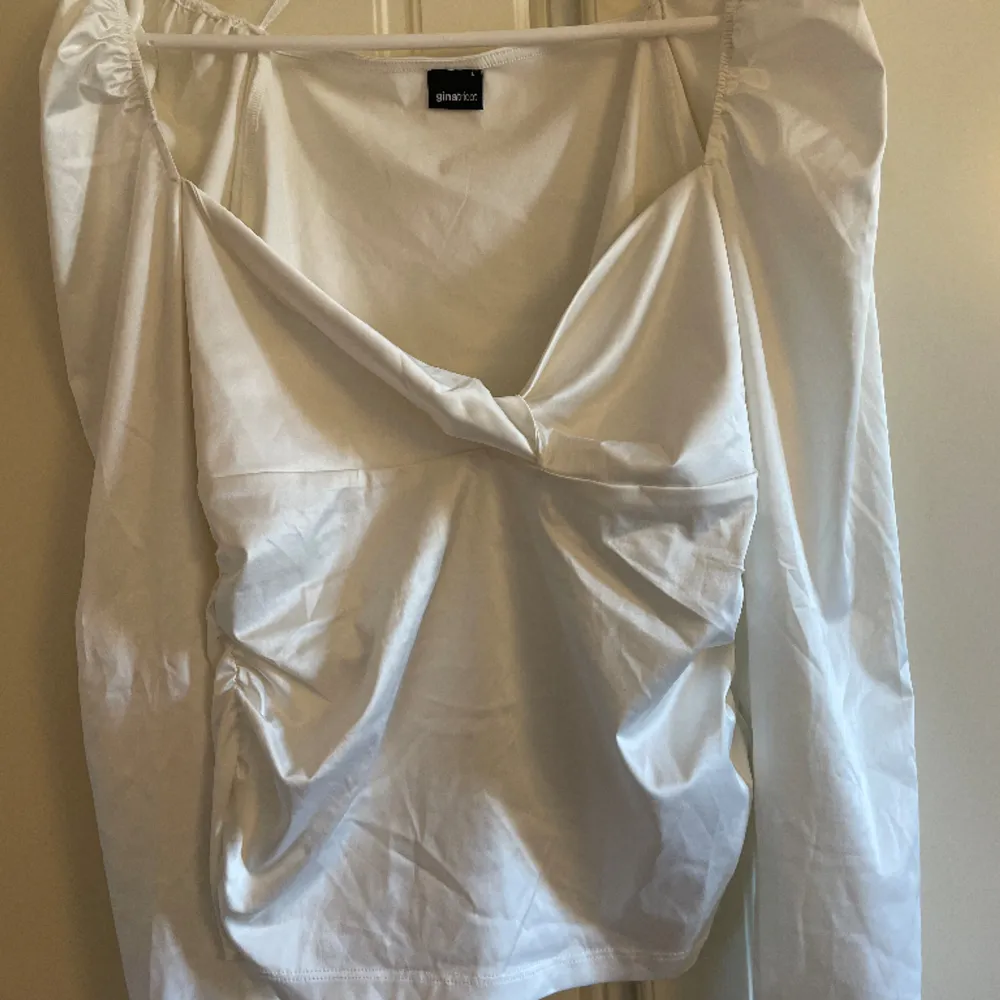 Långärmad Satin topp i vit färg köpt från Gina tricot , i storlek L passar även M, pris 100kr. Toppar.