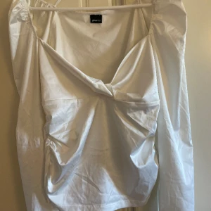 Satin topp - Långärmad Satin topp i vit färg köpt från Gina tricot , i storlek L passar även M, pris 90 kr