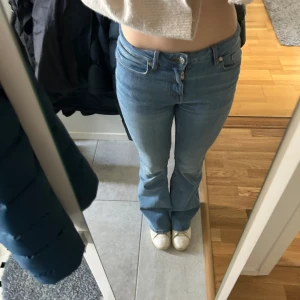 Lågmidjade jeans 💙 - Snygga jeans från mango som inte kommer till användning längre 💞 jag är 176 och de går ner i marken för mig.  Innerbensmått - 85 cm 