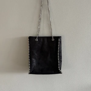 Väska  - Supersnygg väska från Zara med 3 stora fack och 1 litet.