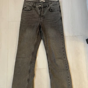 Bootcut jeans - Fina bootcut jeans från gina. Säljer för att de inte kommer till använding. Orginalpris 500 kr. Skriv för fler bilder!