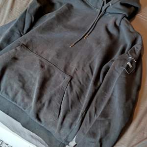 Fin hoodie från Jack & Jones men har tyvärr vuxit ur den. Färg: svart Storlek: XL 
