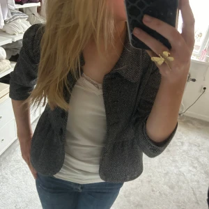 Vintage trekvarts kofta - Grå hm kofta som jag har köpt secondhand, den har inga defekter🤍 