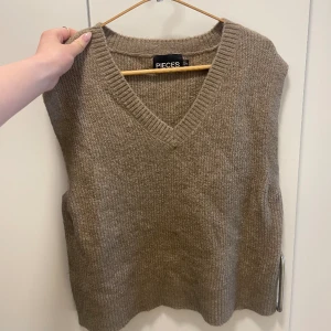 Väst  - Jättefin och mjuk, perfekt över en skjorta i vår