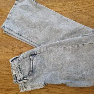 Ljusa jeans med hål på högra knät, de är tillverkade så💙 Är i storlek 164 från barnavdelningen men passar XS likabra