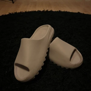 Yeezy slides - Tjena! Säljer dessa Yeezy slides då de inte kommer till användning. Bra skick samt lätta att tvätta. Passar storlek 41-42