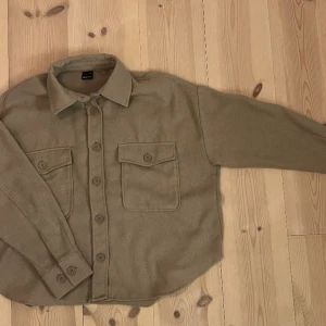 Tröja  - En fin och mjuk kofta/tröja från GinaTrickot 🤎 Endast använd ett par ggr, säljer pga den inte kommer till användning.  Nypris: ca 300 kr 