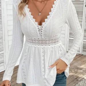 Vit spetströja - Vit spetströja från SHEIN. Har använt endast 1 gång så den är i superbra skick. Storlek S💕