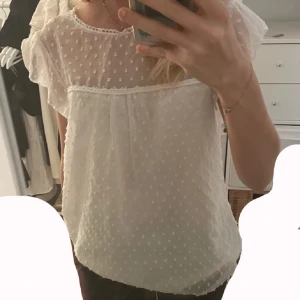 Vit blus  - Jättefin blus som inte kommer till användning💗