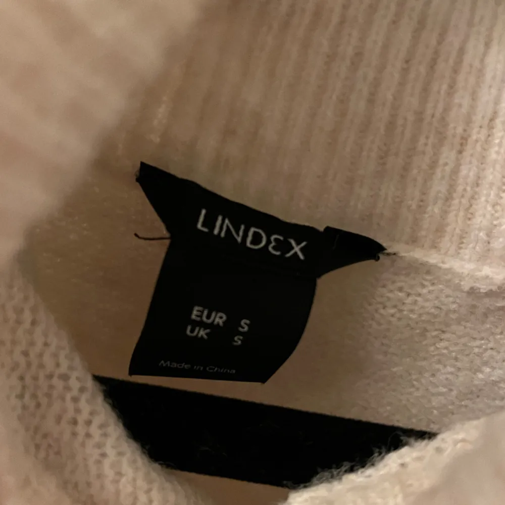 Randig stickad tröja från Lindex, knappt använd. Köpare står för frakt.. Tröjor & Koftor.
