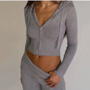 Ribbad mjukisdress - Helt ny aldrig använd då den var för liten tyvärr. Du får med både koftan och byxorna  Färgen är beige grå