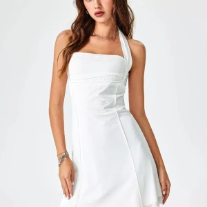 Studentklänning - Säljer nu en helt oanvänd superfin klänning som är perfekt till studenten. Anledningen är att jag har valt en annan🫶🏻🫶🏻 stl XS men passar mej som har XS/S. Säljer även samma klänning i XXS.