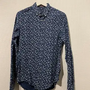 Blommig skjorta från Zara, storlek S slimfit Fint skick