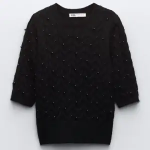 säljer denna svarta stickade tröja med pärlor från zara då den inte kommer till användning längre. det är storlek L men den är liten i storlek så skulle säga att den passar M och S också! 💕