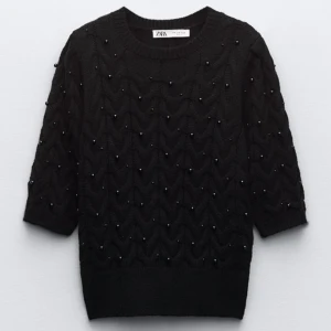 stickad tröja med pärlor  - säljer denna svarta stickade tröja med pärlor från zara då den inte kommer till användning längre. det är storlek L men den är liten i storlek så skulle säga att den passar M och S också! 💕