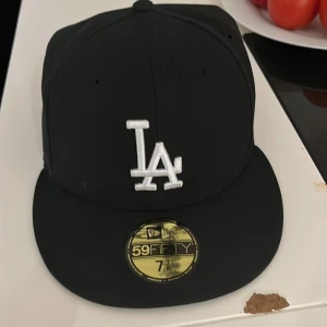 LA keps - Oanvänd, ny skick. Vill göra va mig med den. Det lägsta jag kan sälja den för är 200 kr. Pris kan diskuteras. 