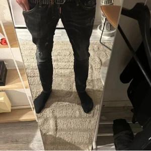 Dsqured2 Jeans - Säljer mina tvär feta dsqured jeans då jag inte använder de så mycket längre, köpta på season i Jönköping. Har dessvärre tappat bort kvittot. Pris kan diskuteras, Eventuellt byten kan vara intressant  Mvh