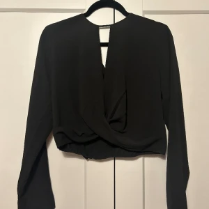 Cropad blus - Har en resår i ryggen så den går in, bra skick då den knappt har används  Liten i storleken, har vanligtvis S/M o detta är XL