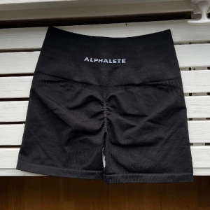 Alphalete anplify shorts - Använda någon enstaka gång men har kommit fram till att de är lite för små för mig 💗jättebra skick, lite noppring vid rumpan annars inget att anmärka på 🥰