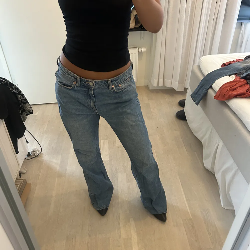 Säljer dessa fina oversized jeans från Weekday! Står ingen storlek men midjemåttet är 43! Jag har storlek S och så sitter de på mig som på bilden! . Jeans & Byxor.