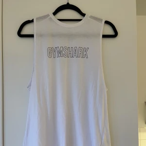 Träningslinne från gymshark  - Vitt träningslinne från gymshark, använd ett fåtal gånger 🤍