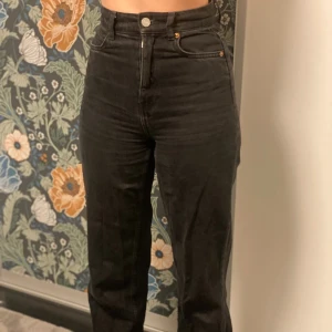 Svarta jeans - Svarta jeans från new yorker. De är i storlek xs men skulle säga att de är i xs 😊
