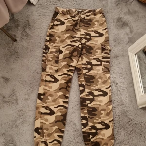 Cargo byxor - Cargo pants med millitär mönster, köpt för nåra år sen för 200kr och säljer eftersom de är för små. Perfekt skick, använt ett par gånger. Pris kan diskuteras