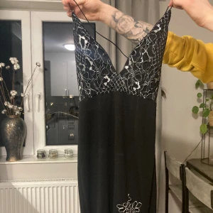 Balklänning strl s - Jätte fin klänning bara använd en kväll, stretchiga i tyget och har även stål i toppen så man kan forma om kupan om man vill det. Öppen i ryggen och med fint släpp