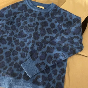 Stickad tröja - Super fin o skön, använd rätt mkt men frtf super bra kvalitet 