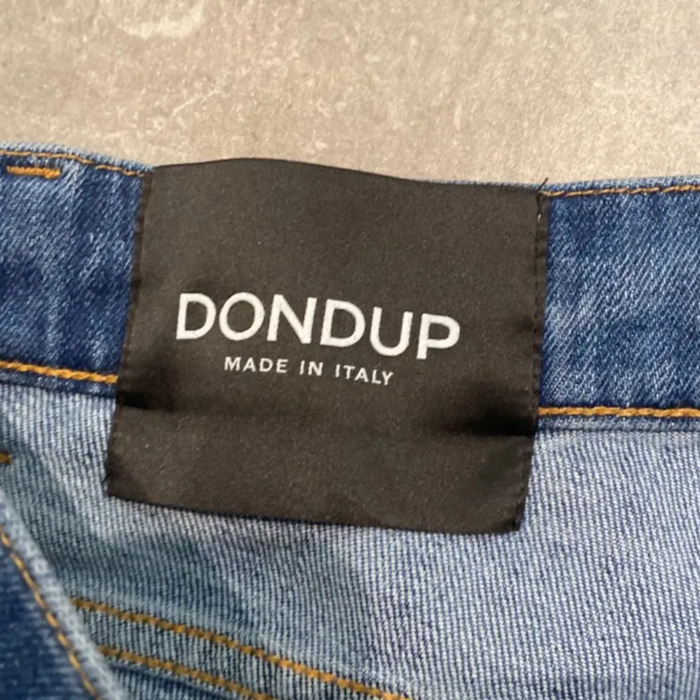 Ett par riktigt feta dondup jeans i ny skick. Dem är av den nya modellen i George. Priset på dem nya är 3400kr. Storleken är 31 men passar 30. Hör av er vid frågor///. Jeans & Byxor.