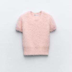 Säljer denna rosa stickade T-shirten från Zara. Helt oanvänd med prislapp kvar, den är även slutsåld! Är i storlek s men är ganska liten i storleken. Frakten står köparen för💕
