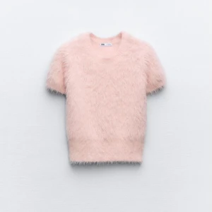 Tröja zara - Säljer denna rosa stickade T-shirten från Zara. Helt oanvänd med prislapp kvar, den är även slutsåld! Är i storlek s men är ganska liten i storleken. Frakten står köparen för💕
