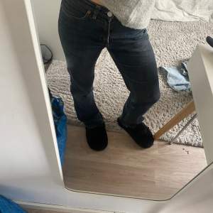 Super fina lågmidjade grå/blåa jeans från Filippa K. Sitter jätte fint på! Skriv för mer bilder🩷