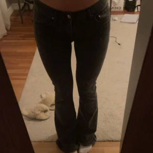 low waist bootcut tall grå jeans - Skitsnygga lågmidjade långa bootcut jeans, knappt använda 💕