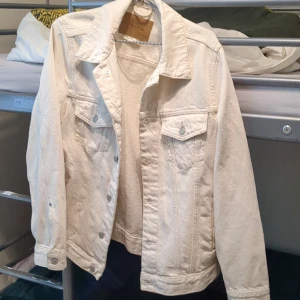 Pull and Bear denim jacka Beige Storlek S - En Beige Pull and Bear jeansjacka I storlek S. Den är lite stor i storleken. Kvalitet 10/10, helt oanvänd.