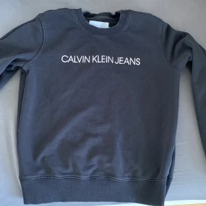 Calvin Klein Jeans - Fick tröjan som present men den är tyvärr för stor för mig, är i storlek M💕