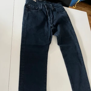 Levi’s jeans - Blå jeans i storleken W30 L30 och moddellen är 502. Jeansen är använd en gång så den är i nyskick 