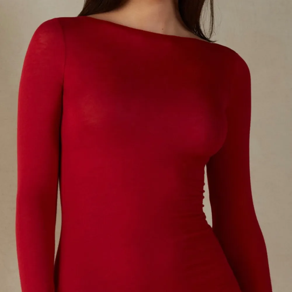 Säljer denna röda intimissimi tröjan då den inte kommer till användning längre. Skriv privat för egna bilder . Tröjor & Koftor.