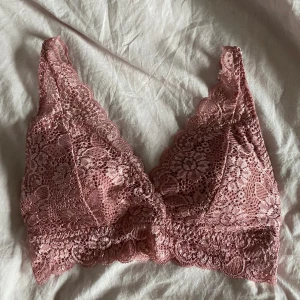Bralette  - Spets bh utan bygel! Aldrig använd men har fått den så vet tyvärr inte vart den är ifrån. Mer rosa IRL. Storlek L men skulle nog passa en M.