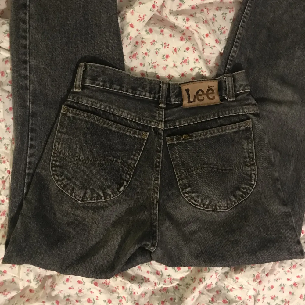(bild 1&2 lånade) otroligt snygga grå jeans i rak passform från lee! jättefint skick! säljer för att de tyvärr blivit för små⭐️ midja ca 70 cm och innerbenslängd 83 cm. Jeans & Byxor.
