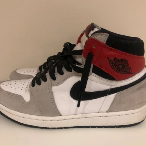 Jordan 1 Retro High ”smoke grey” - Väldigt bra skick. Tillkommer med nya vita snören och box. Nypris 2999kr
