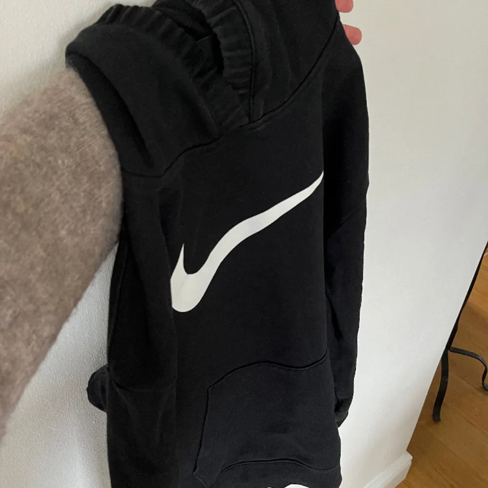 Svart Nike hoodie med tryck fram och på ena ärmen. I storlek S. Skickar gärna fler bilder om det önskas 🌸. Hoodies.