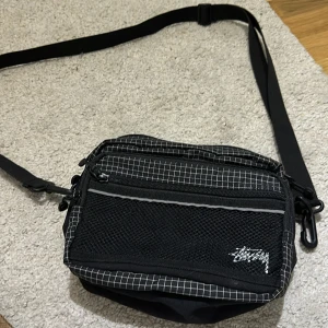 Stussy axelremsväska  - Stussy axelremsväska i nyskick. Nypris 1500kr