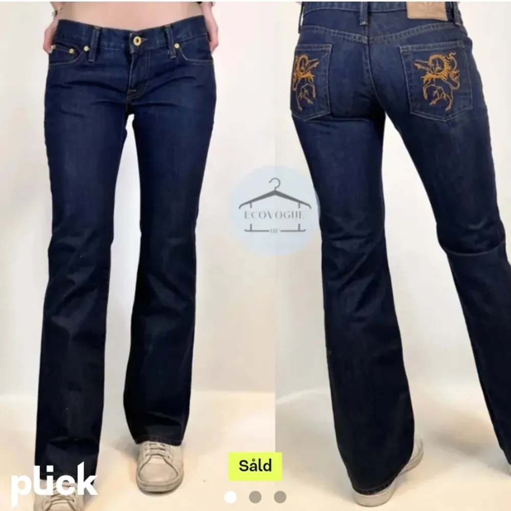 ❗️Första bilden är lånad❗️Säljer dessa lågmidjade mörkblå jeansen med fina broderade fickor. Köpta här på plick men de var för tajta för mig. Jättefint skick och inga defekter. Kan diskutera pris vid intresse ❤️. Jeans & Byxor.