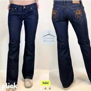 Lågmidjade bootcut jeans - ❗️Första bilden är lånad❗️Säljer dessa lågmidjade mörkblå jeansen med fina broderade fickor. Köpta här på plick men de var för tajta för mig. Jättefint skick och inga defekter. Kan diskutera pris vid intresse ❤️