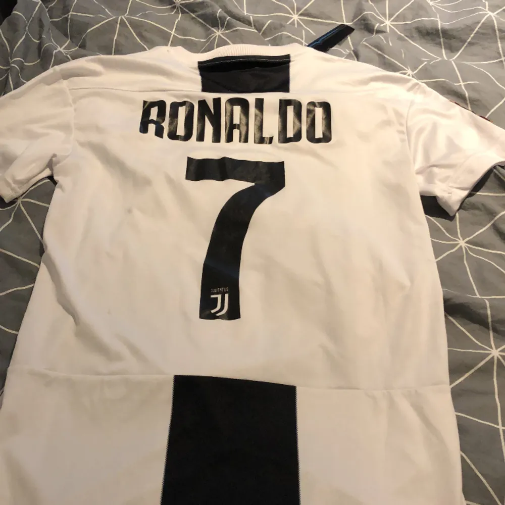   jätte bra kvalitet Juventus tröja svart och vit 2018 Ronaldo . T-shirts.