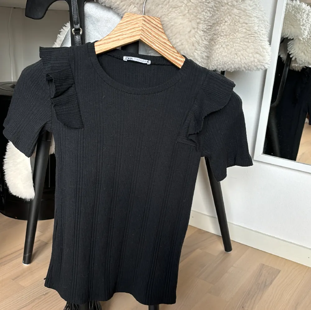 Säljer min snygga Zara volang tröja som är i nyskick då jag aldrig använt den!😍. Tröjor & Koftor.