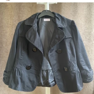 Trekvartsärmad jacka  - (Bilderna är tagna från där jag köpte plagget.) så snygg men kommer tyvärr ej aldrig till användning 