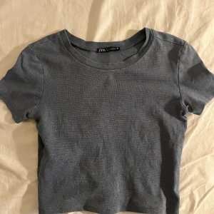 Topp ifrån zara - Super fin topp ifrån zara. Blå/grå aktig färg.