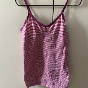 Randigt linne - Super gulligt linne köpt secondhand, har ett gammalt bershka tag 💜 Stretchigt material så passar många storlekar!